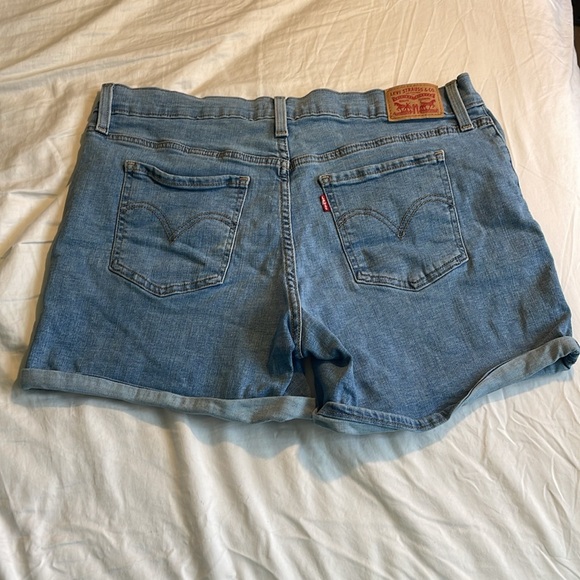 Levi Strauss & Co jean shorts, size 32. - Picture 4 of 4